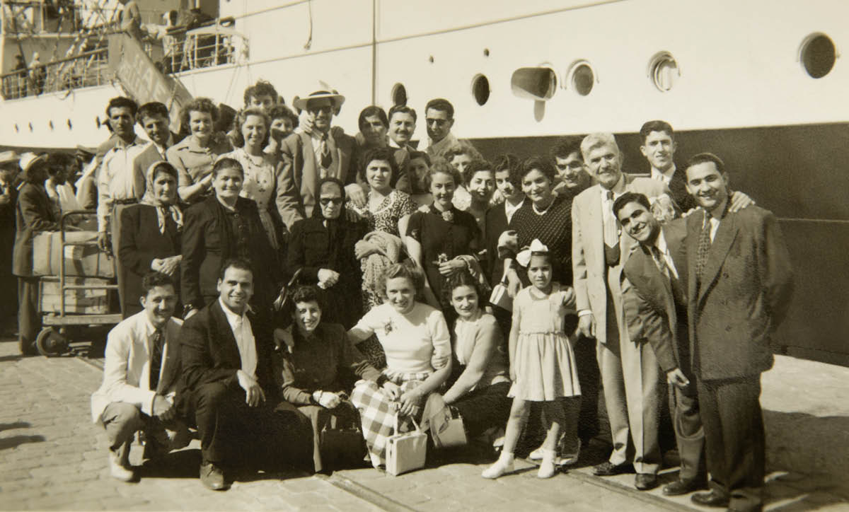 Milto junt amb altres germans i familiars al costat d’un barco gran.