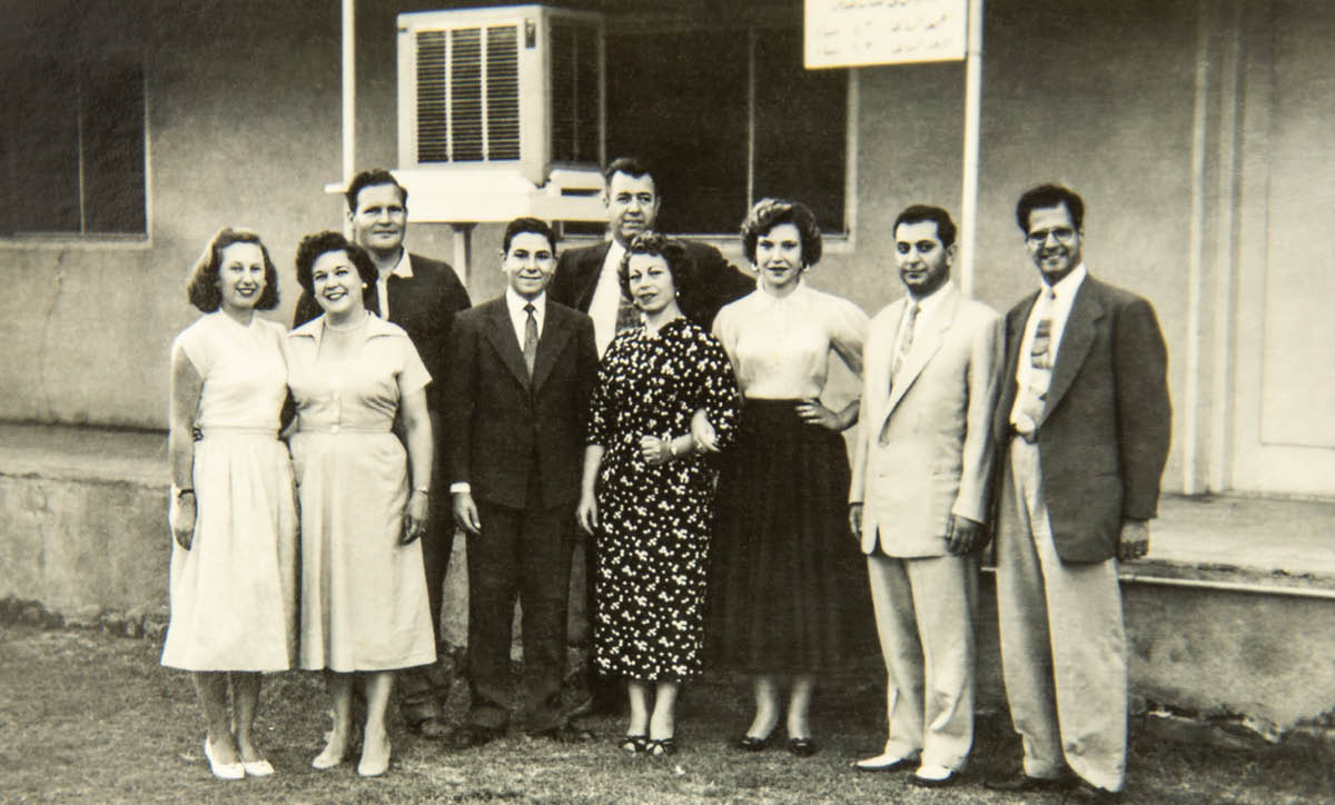 Milto i Doris junt amb altres germans davant d’una casa missional.