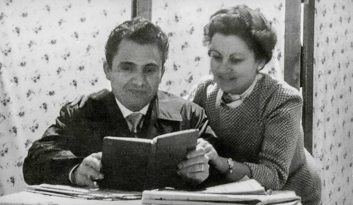 Antonio i Dorina llegint junts davant de la mampara que separava la seua habitació.