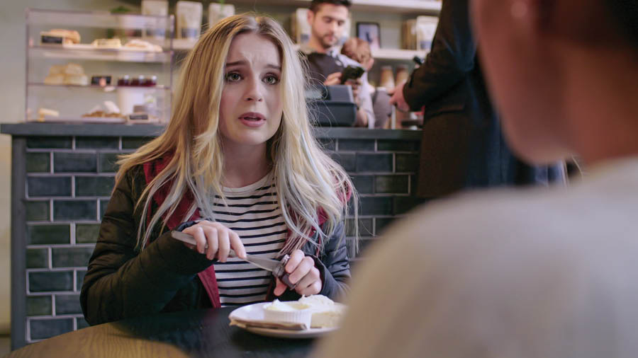 Una escena del vídeo Alegra’t al fer deixebles. Millora les teues habilitats. Mostrant empatia. Lluna explica en una cafeteria per què no pot estudiar la Bíblia eixe dia.