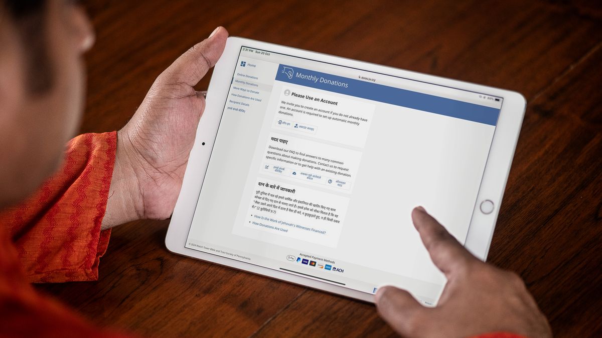 Un xic programant una donació en línia mensual amb la seua tablet.