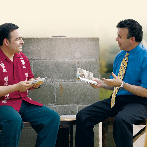 Un germà dirigint un curs de la Bíblia a un senyor.