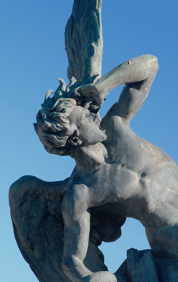 Estàtua que representa Satanàs com un àngel caigut