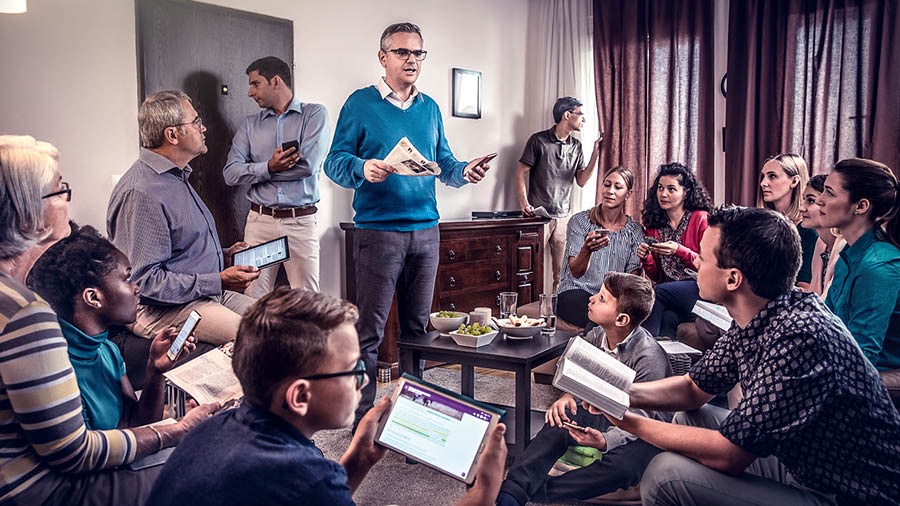 Un grup de germans fent una reunió en una casa particular en un país on l’obra està proscrita