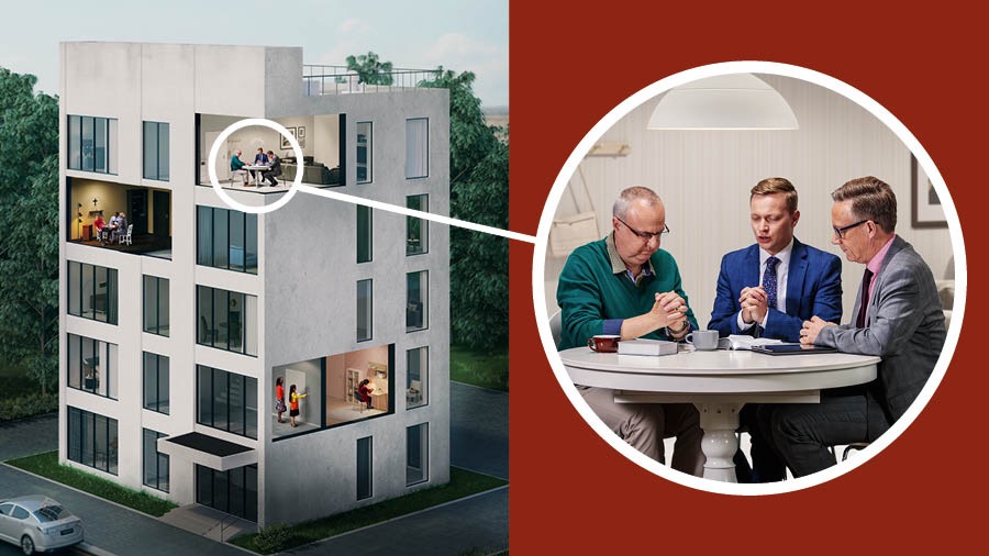 Dos germans estudiant la Bíblia amb un home gran. Un d’ells fa una oració abans de començar el curs bíblic.