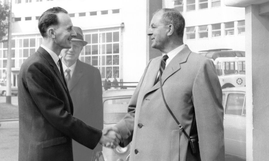 Arthur Matthews ni Nathan Knorr ngu 1965