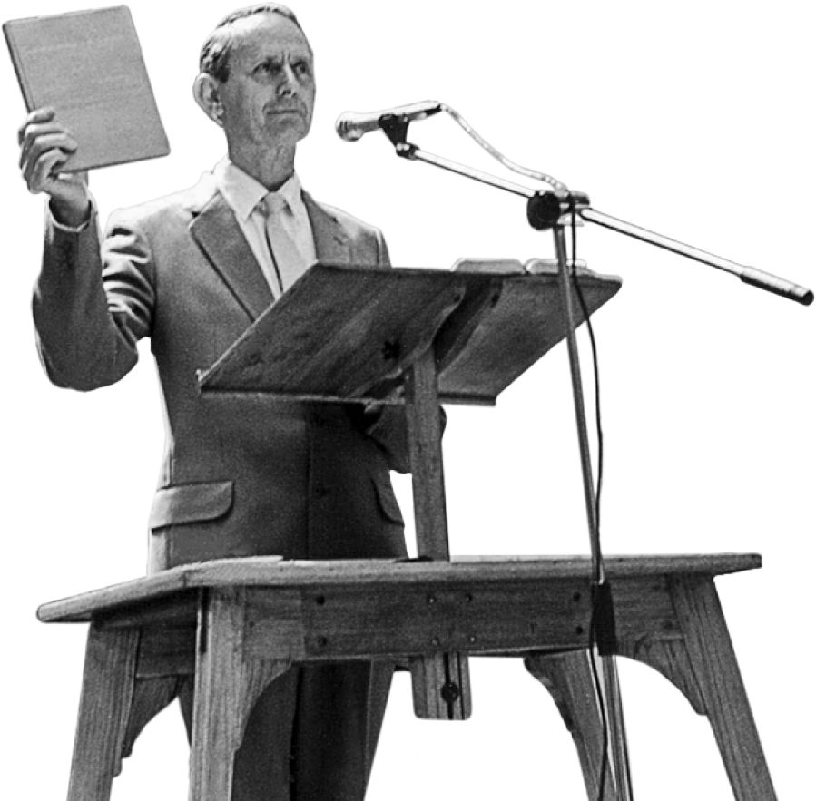 Arthur Matthews a txi humisa dibhuku di di ku Meu Livro de Histórias Bíblicas ngu txi irlandês ngu 1983