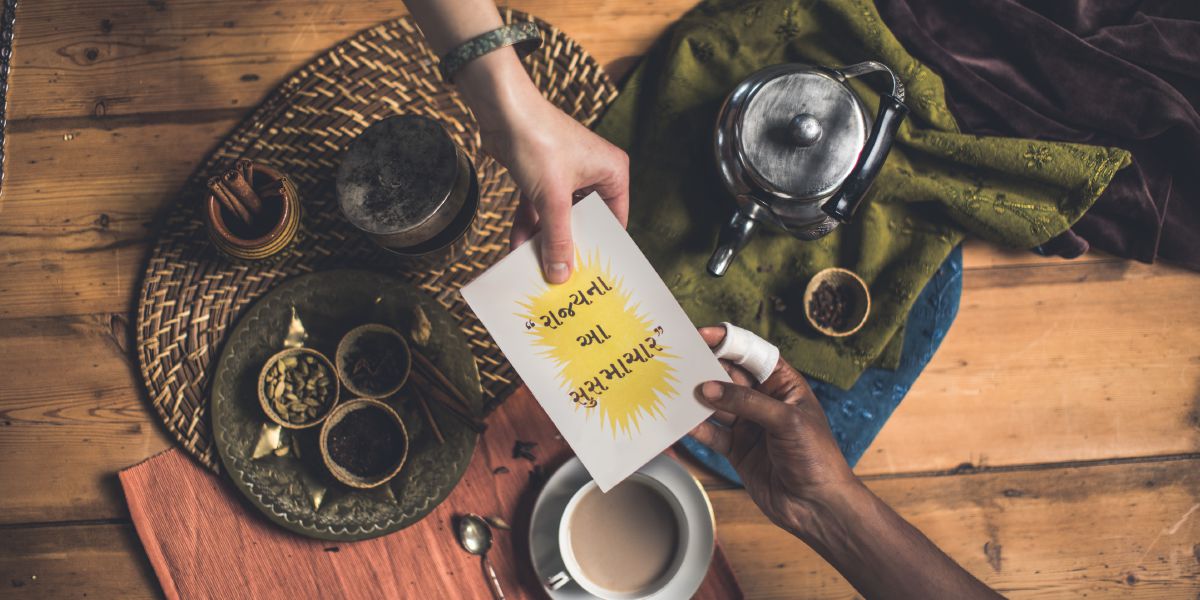 John a txi amukela txibhukwana txi txi ku khene “Estas Boas Novas do Reino” ka Fakazi ya Jehovha