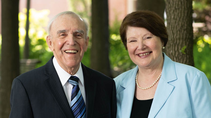 Léonce Crépeault ni msikati wakwe, Carolyn.