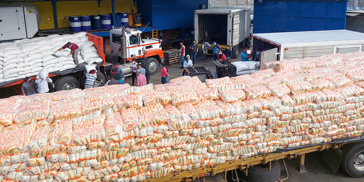 Mga igsoon nga nagdiskarga ug mga pagkaon sa trak.