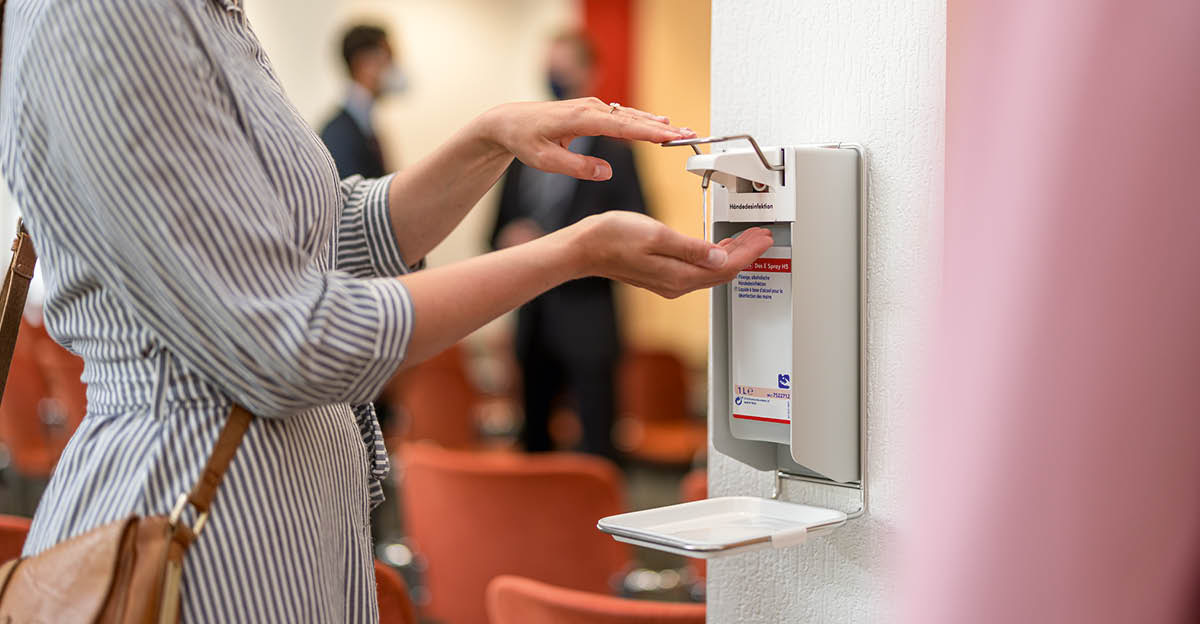 Sister sa hand-sanitizing station sa sulod sa Kingdom Hall.
