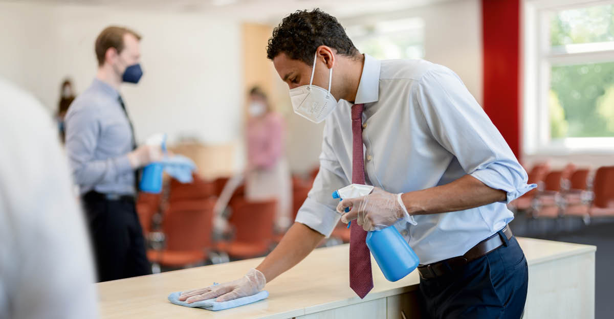 Duha ka brader nga nag-mask, nag-sanitize sa mga touch point sa Kingdom Hall.