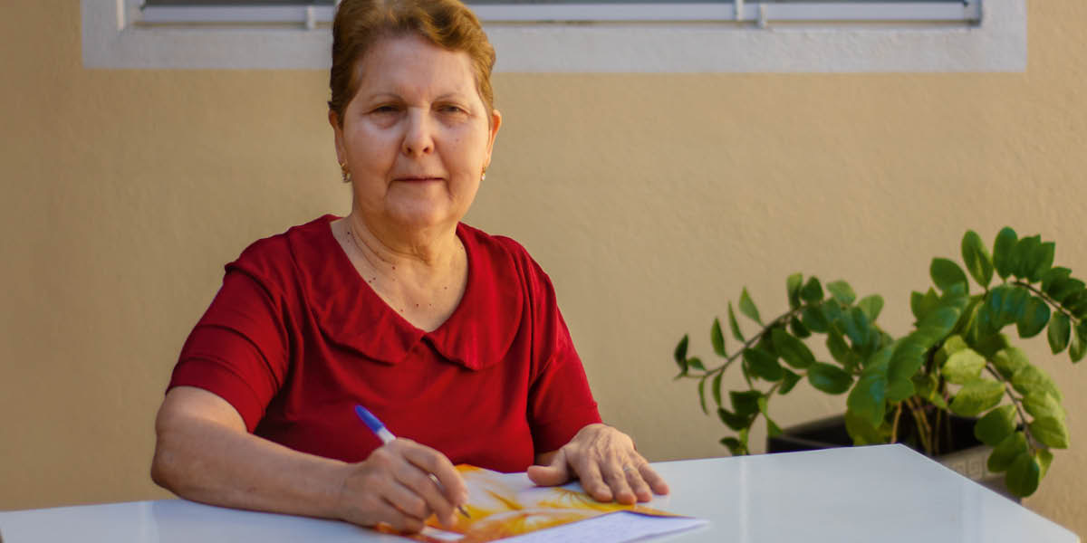 Si Maria Lúcia nagsulat.