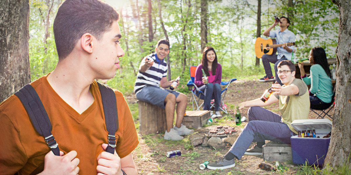Usa ka batan-ong lalaki gitanyagan ug makahubog nga ilimnon sa picnic