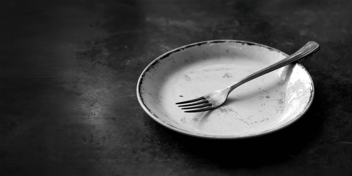 Tenedor diha sa plato nga walay sulod.