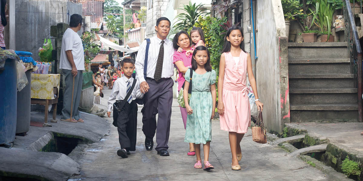 Pobreng pamilya nga may unom ka membro nagbaktas aron makigkita sa ilang mga igsoon alang sa espirituwal nga mga kalihokan.