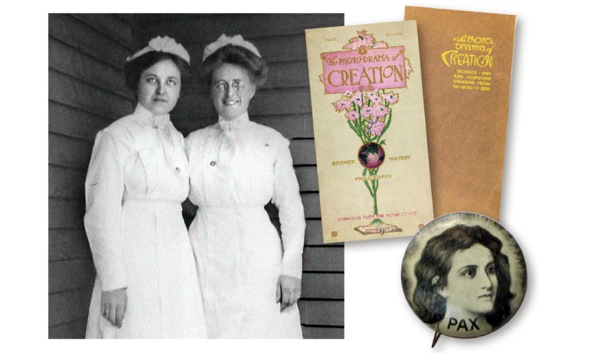 Mga usherette. Mga kopya sa librong Photo-Drama of Creation. Usa ka PAX nga pin nga may hulagway ni Jesus sa bata pa