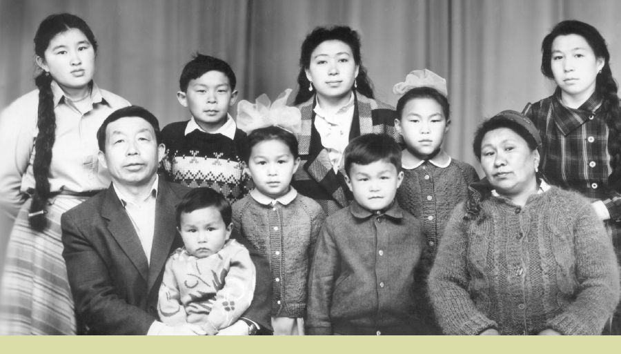 Si Beishenbai Berdibaev, iyang asawa, ug walo sa ilang mga anak