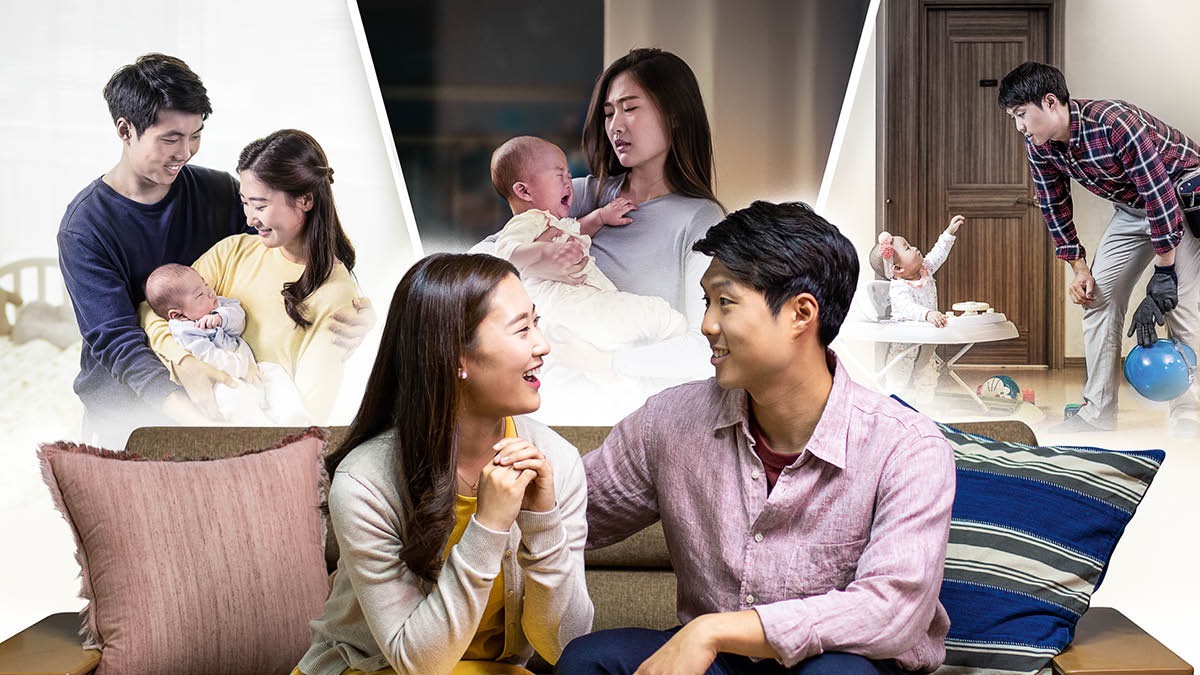 Ang magtiayon nag-estoryahanay kon manganak ba sila. Sa likod nila, naay picture nga malipayon silang nagkugos sa ilang anak, ang mama gisapot kay ang bata naghilak, ug ang papa nga nagsininag pangtrabaho nakig-estorya sa bata