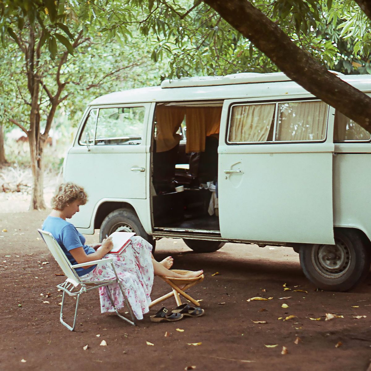 Si Ann-Catrin naglingkod sa mahiposhipos nga lingkoranan sa gawas sa ilang van nga Volkswagen Kombi.