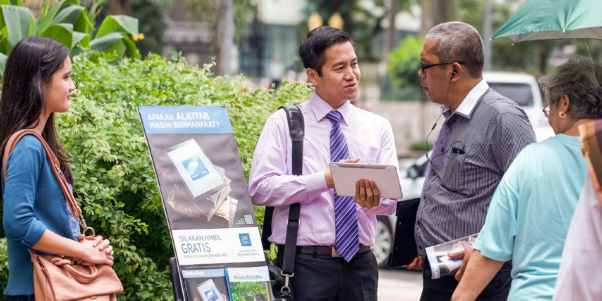 Saksi ni Jehova nga nagsangyaw tupad sa cart para sa publikong pagsangyaw sa Indonesia