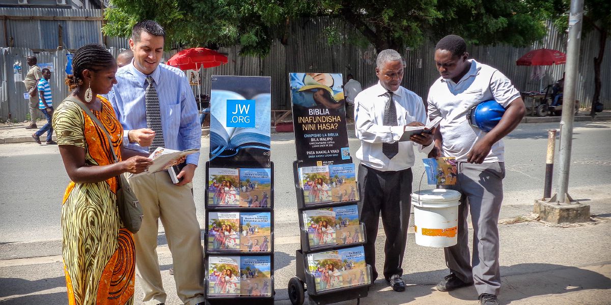 Mga Saksi ni Jehova tupad sa cart ug nagsangyaw sa Dar es Salaam, Tanzania