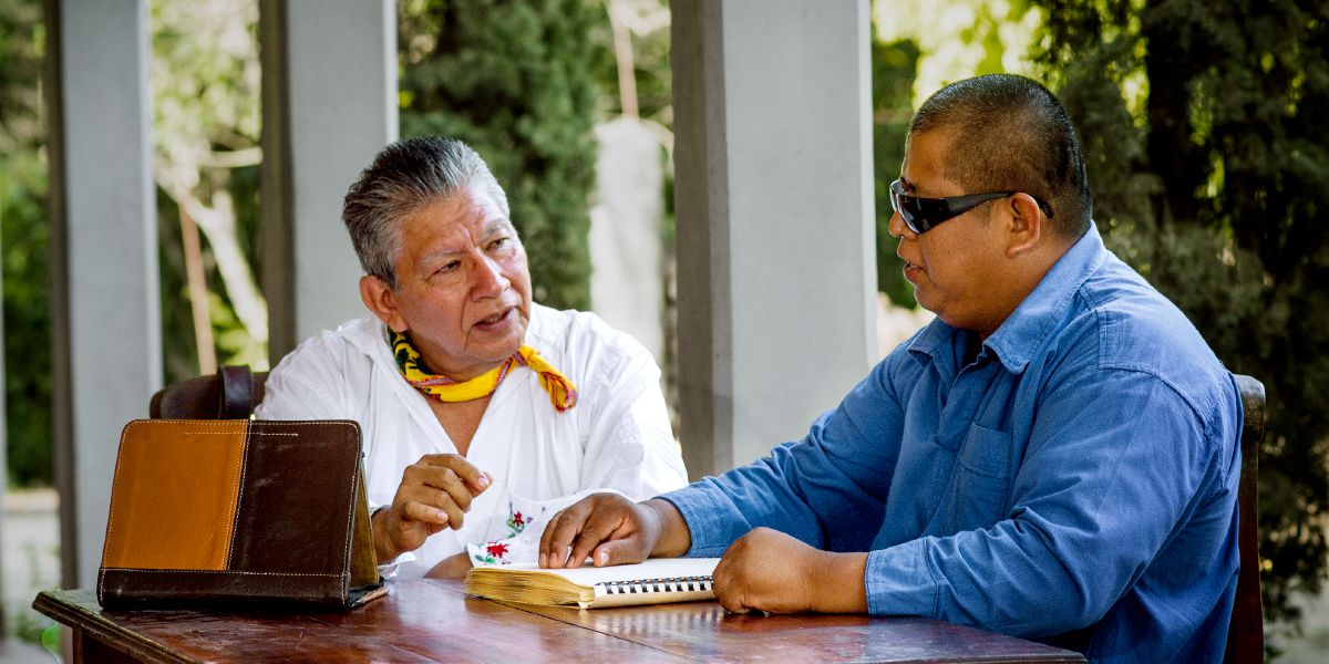 Si Ángel ug Ismael nagbasag Braille