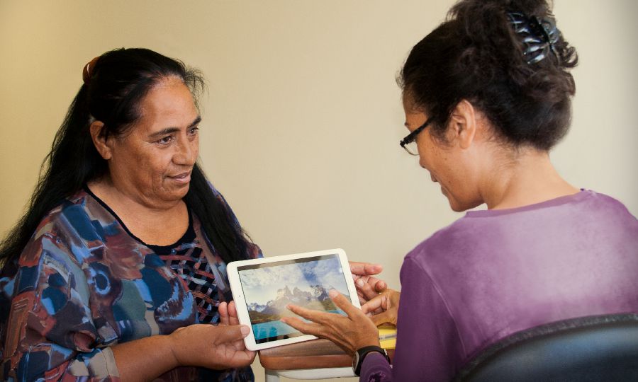 Si Agnès, usa ka payunir sa New Caledonia, nagpatan-aw ug video sa iyang therapist