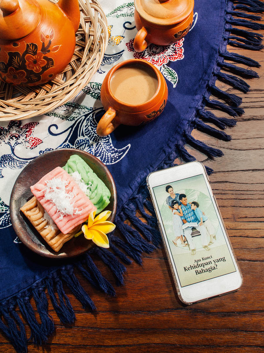 Eú phone mi nóm únúkkún ruu kapen kofi. Ewe brochure itelapan ‘Real Faith​—Your Key to a Happy Life’ a pwá me wóón ena phone.