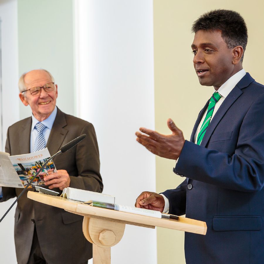 Munddimuwa wa mmulogoni onoziveliwa vanimooniye muzombwe omutxenjerhihiliye eddihaga Nsunzo na Mwang’aneli