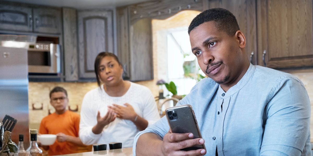 Umwe lunga kanapola ha telefone muze mukwo-pwo anahanjika nenyi. Mwano wa lunga kanaatale.