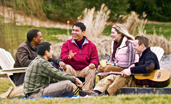 هاوڕێیە‌کان کاتێکی خۆش لە‌گە‌ڵ یە‌کتر بە‌سە‌ردە‌بە‌ن