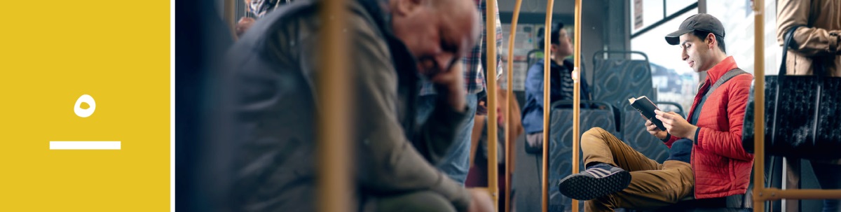 وانە‌ی ٥.‏ پیاوێک پە‌رتووکی پیرۆز دە‌خوێنێتە‌وە کاتێک سواری پاس دە‌بێت.‏