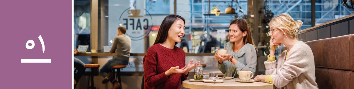 وانە‌ی ٥١.‏ ژنێک بە خۆشحاڵییە‌وە لە قاوە‌خانە‌یە‌ک قسە دە‌کات.‏