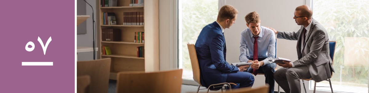 وانە‌ی ٥٧.‏ برایە‌کی گە‌نج دان بە گوناهێکی گە‌ورە‌دا دە‌نێت بۆ دوو پیر لە هۆڵی پاشایە‌تی.‏