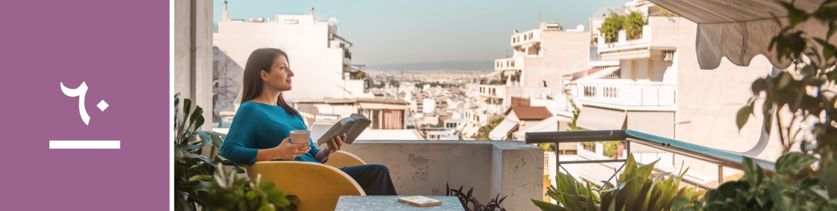 وانە‌ی ٦٠.‏ ژنێک لە بالکۆنە‌کە‌ی دادە‌نیشێت و پە‌رتووکی پیرۆز دە‌خوێنێتە‌وە.‏ پە‌رتووکی لە یە‌هوە نزیک ببنە‌وە،‏ لە‌سە‌ر مێزێکی تە‌نیشتی.‏