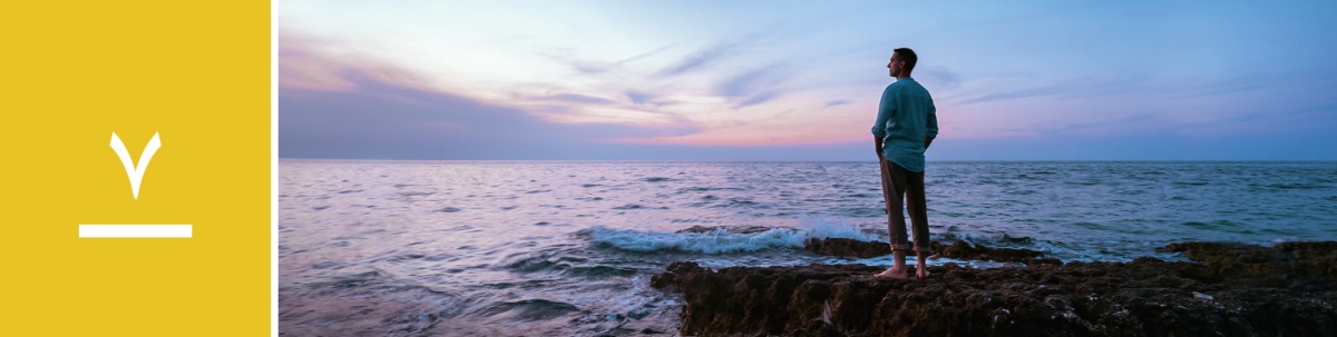 وانە‌ی ٧.‏ پیاوێک لە مانگە‌شە‌ودا لە‌سە‌ر بە‌ردێک ڕاوە‌ستاوە سە‌یری زە‌ریا دە‌کات.‏