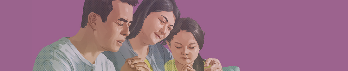 باوکێک دوعا دە‌کات لە‌گە‌ڵ هاوسە‌رە‌کە‌ی و کچە بچووکە‌کە‌یان.‏