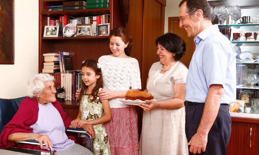 ئە‌م خێزانە خواردن بۆ ئە‌و ژن بە‌تە‌مە‌نە دە‌بە‌ن