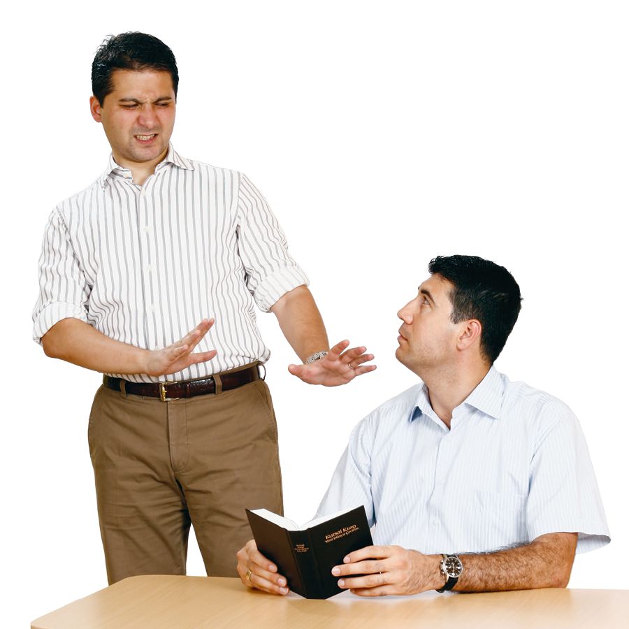 ئە‌م کە‌سە پە‌رتووکی پیرۆز دە‌خوێنێتە‌وە کە‌سە‌کە‌ی تر پێی خۆش نییە