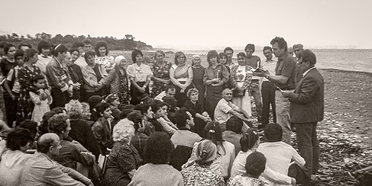 1989年,弟兄姊妹在格鲁吉亚苏呼米附近的岸边聚会