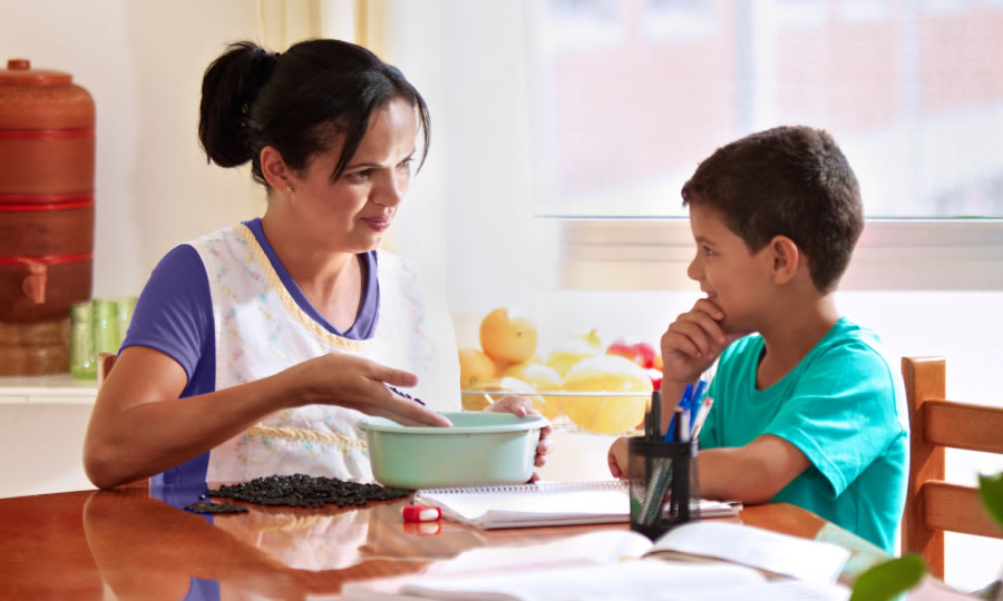 一個姊妹在家裡教導年幼的兒子