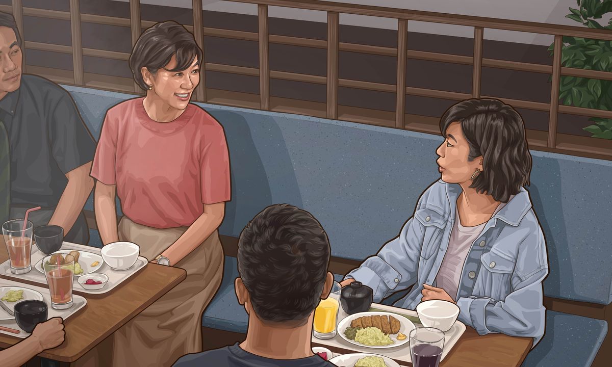 《準備好宣揚關於和睦的好消息——採取主動》這個短片中的畫面：在餐廳裡，一個姐妹跟鄰桌的女子聊天。