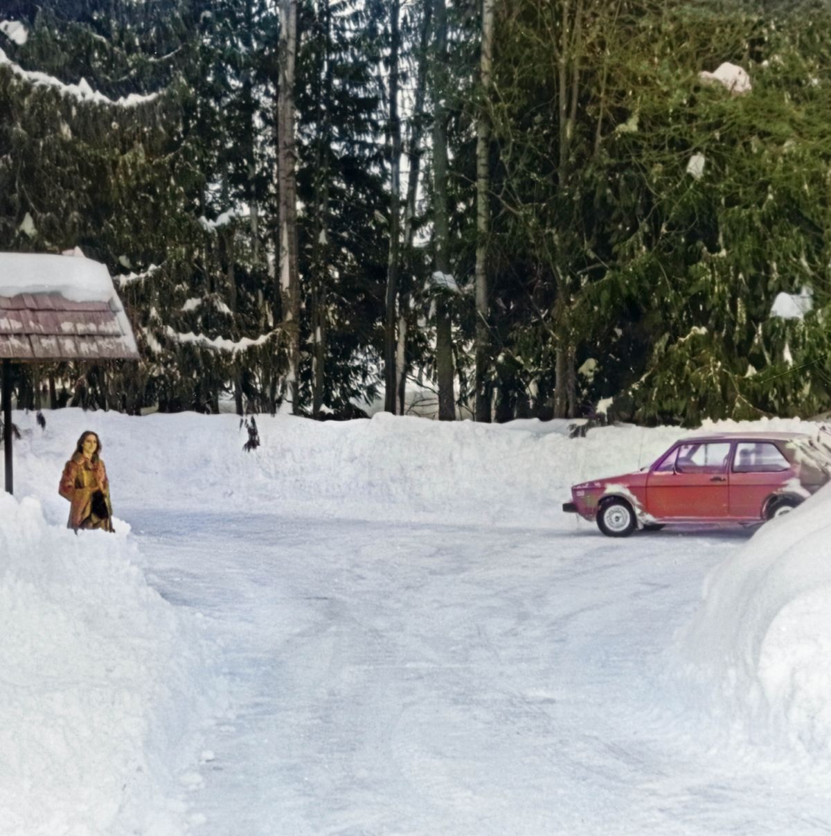 大雪過後，一個王國聚會所的停車場鏟完雪後的樣子