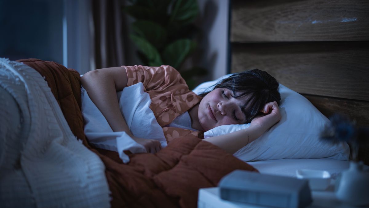 她睡得很熟，床頭櫃上放著聖經。