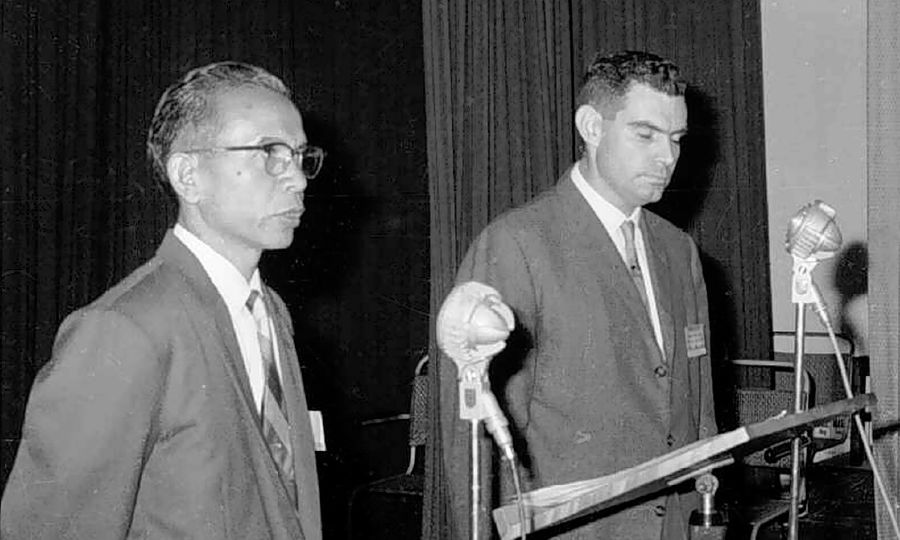1963年,羅納德·亞奇卡在「永遠好消息」大會中發表演講,左為口譯員