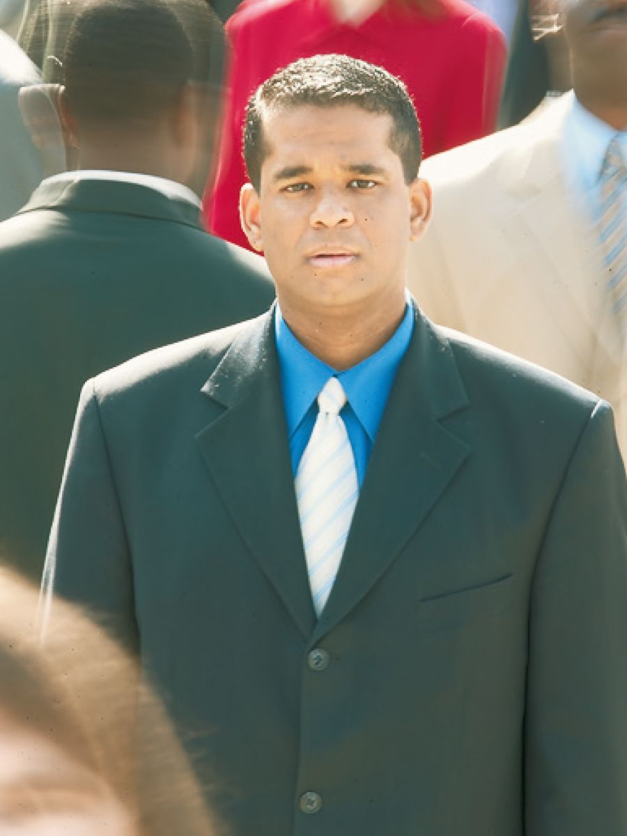 En zonm pe marse parmi en gran lafoul dimoun