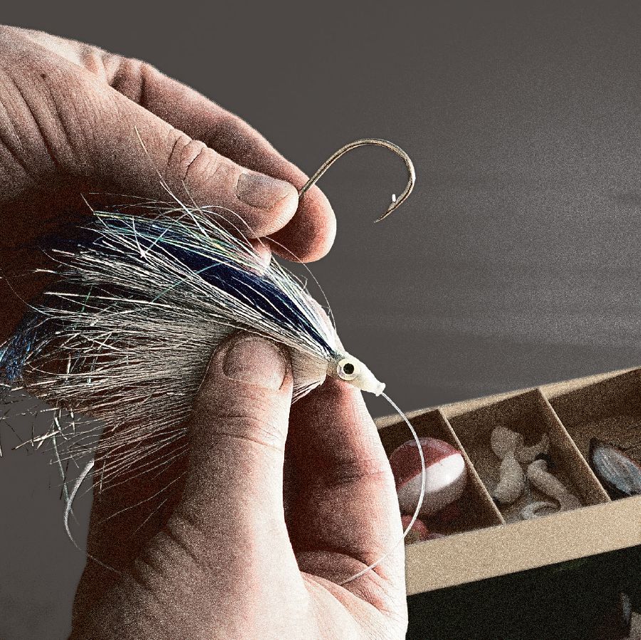 Rybář připravuje návnadu