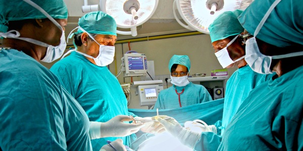 Dr. Guillermo Perez operuje