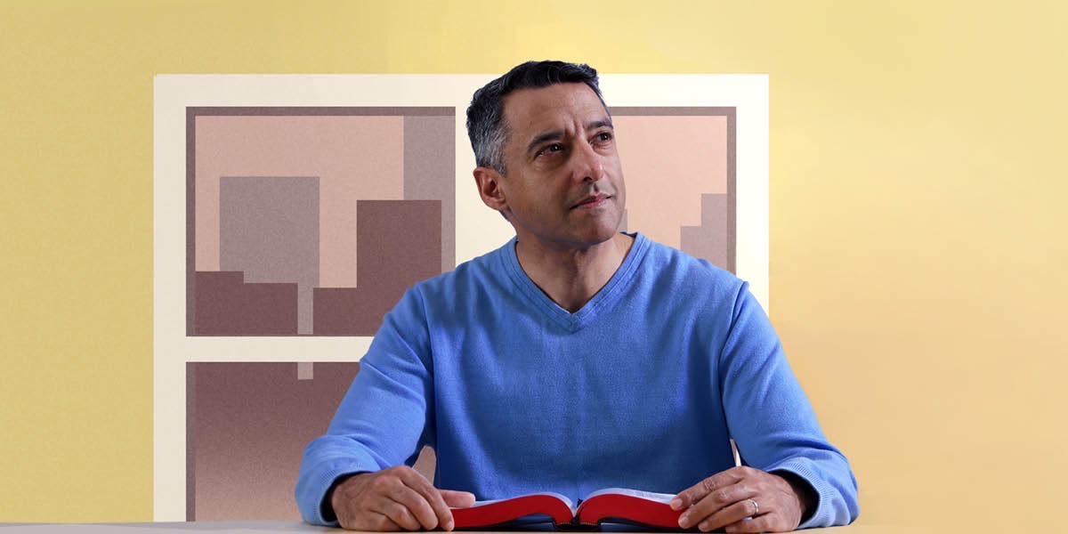 Muž přemýšlí o tom, co si přečetl v Bibli